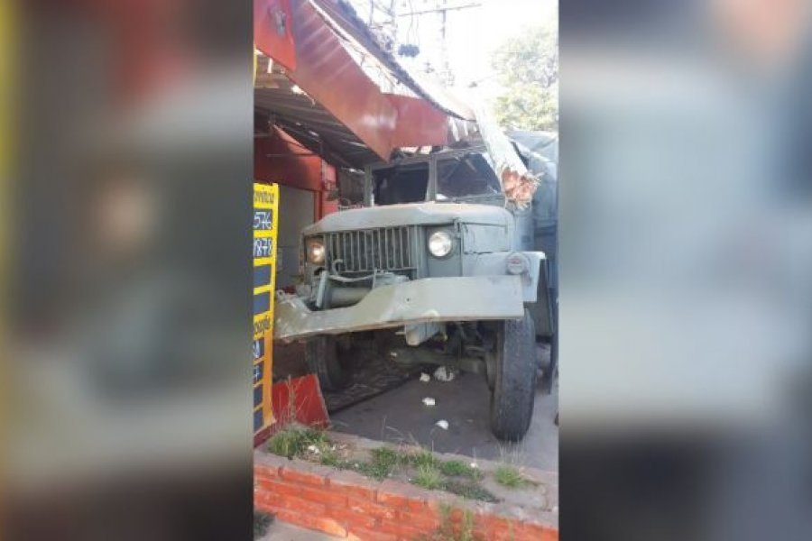 Chaco: Un camión del Ejército impactó contra un comercio