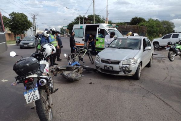 Motociclista iba con su bebé y fue embestido por un auto