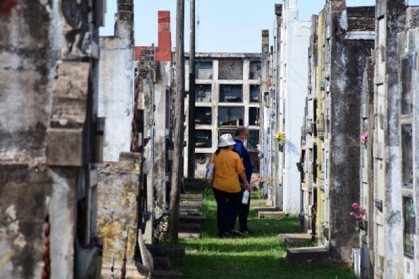 Más de 5.200 deudos visitaron los cementerios capitalinos