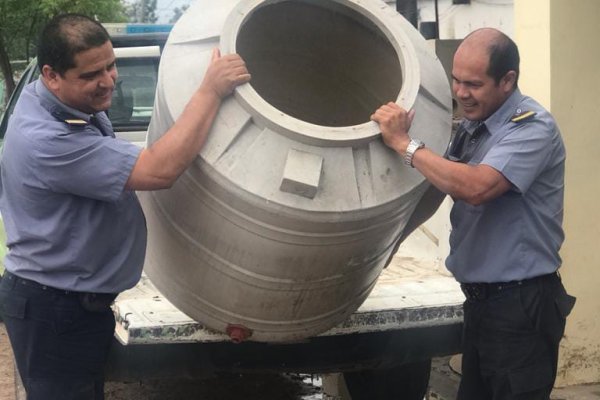 Robó un tanque de agua en una obra y se lo vendió a una señora que vive al lado