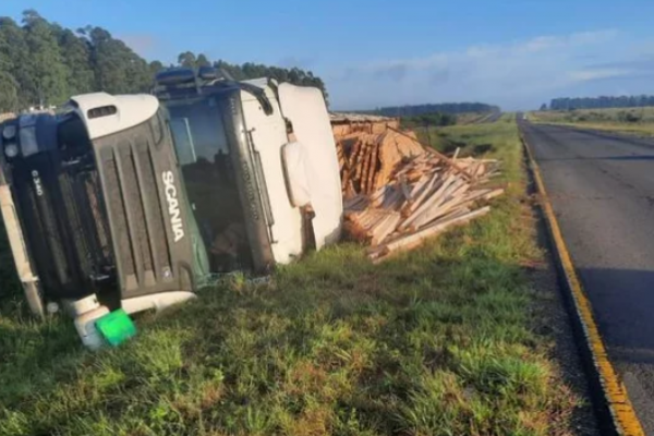 Camionero resultó herido al despistar y volcar en la Ruta Nacional 14