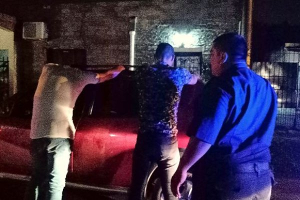 Borrachos y en auto, se metieron en contramano por una calle