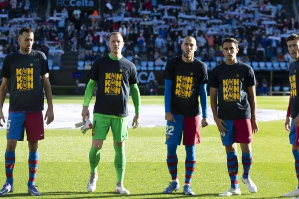 Barcelona y una camiseta en apoyo al Kun Agüero