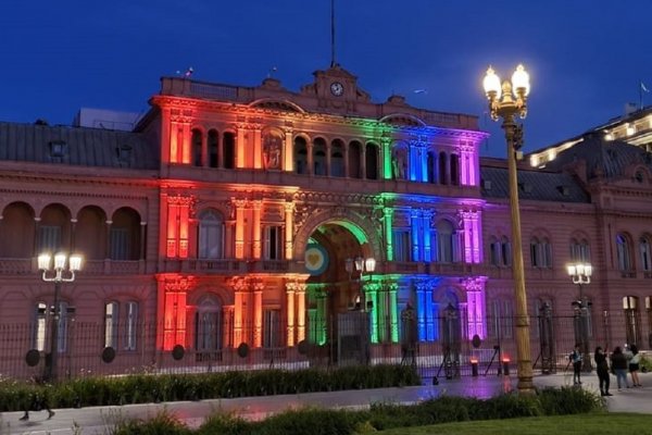 La Casa Rosada se iluminó con los colores de la comunidad LGBTIQ+