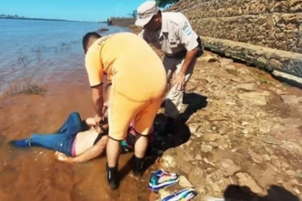 Un hombre casi murió ahogado pero fue salvado por las autoridades
