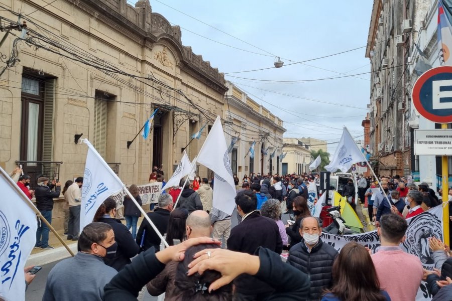 Corrientes: Marchan judiciales al STJ por aumento salarial