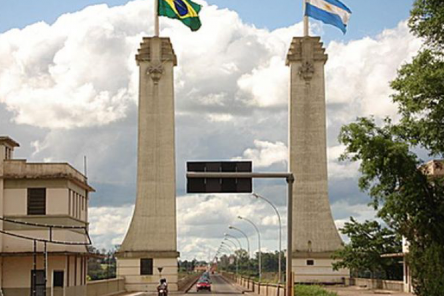 Aún se espera que Brasil habilite el paso fronterizo