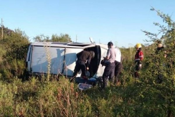 Un utilitario volcó cerca de Curuzú