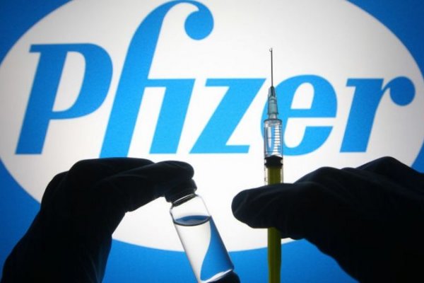 Pfizer pide aplicar a todos los adultos una tercera dosis de su vacuna