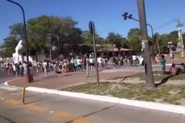 Jóvenes se manifestaron pidiendo por la aparición con vida de Lautaro Rosé