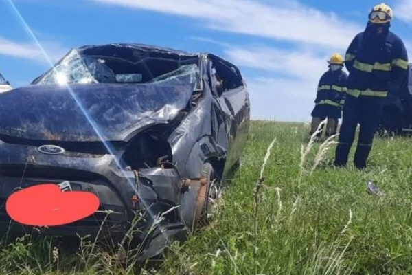 Mujer herida en un vuelco en Ruta 14