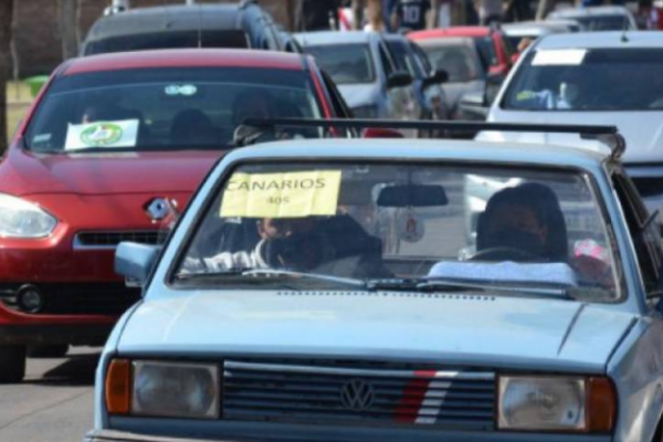 Acarreo electoral: Muchos autos particulares y pocos remises