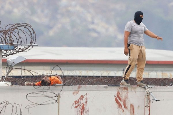Casi 70 muertos en choque de bandas en una cárcel de Guayaquil