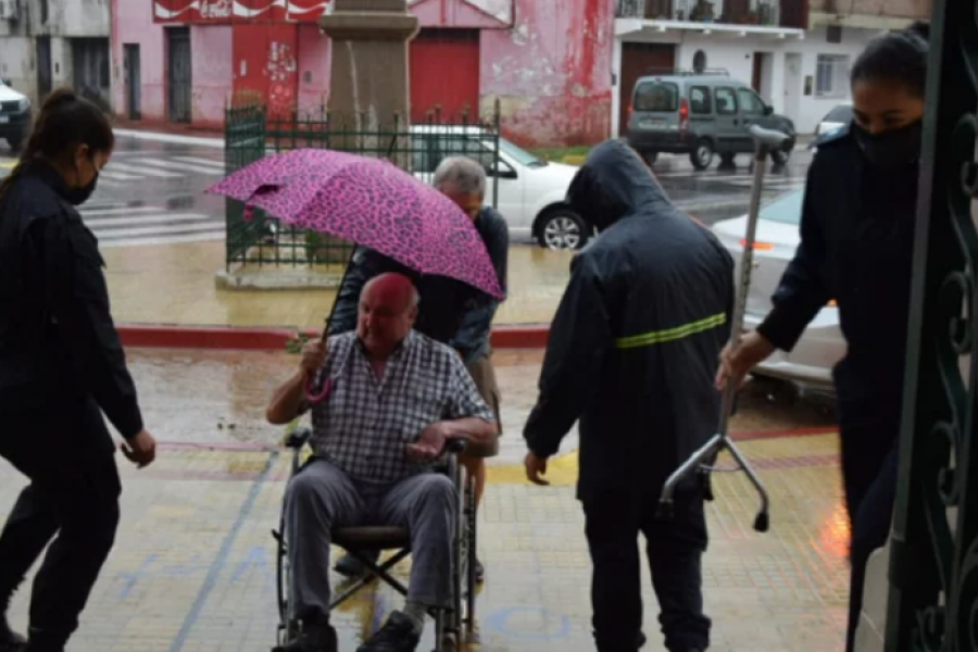 Corrientes: Lluvias y cortes de luz complicaron el inicio de los comicios