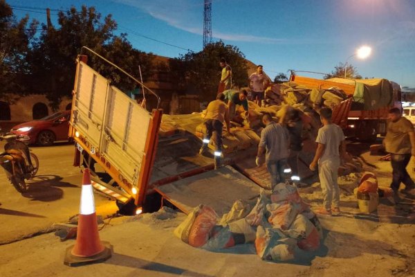 Un camión se hundió en plena avenida por el socavamiento del suelo