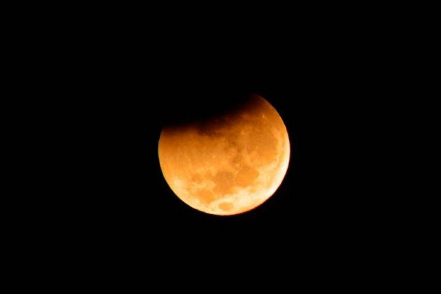 El eclipse lunar más largo del siglo llega este viernes: en qué lugares se podrá ver y a qué hora