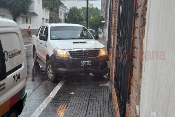 Pleno centro: Camioneta subió a la vereda y chocó contra una casa