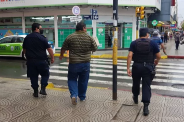 Vendía cotorras en pleno centro y fue detenido por tráfico ilegal