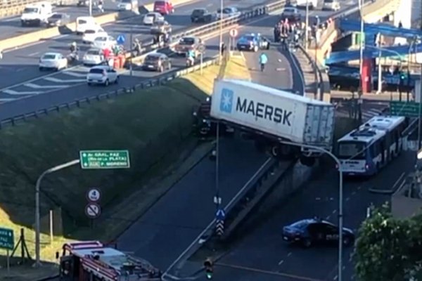 Un camión quedó sin freno y cayó en el acceso a la General Paz a la altura de Liniers