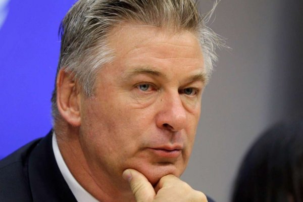 Alec Baldwin: una nueva demanda lo responsabiliza por lesiones físicas y emocionales en el set de “Rust”