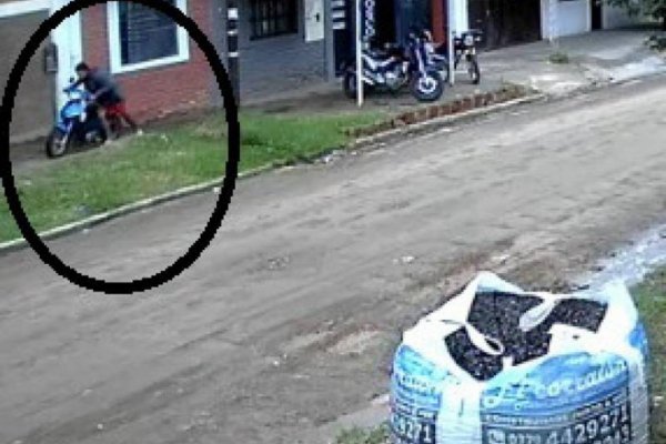 Quedaron filmados en pleno robo de moto