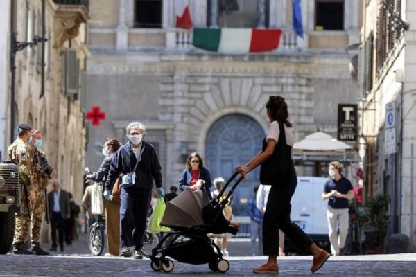 Italia evaluará más restricciones a los no vacunados si suben los contagios