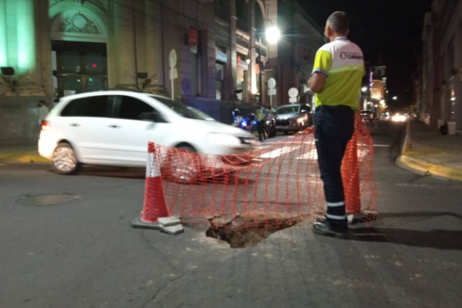 Precaución: Se formó un pozo en pleno centro de Corrientes
