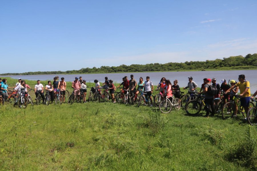 Bicicleteada para generar conciencia ambiental en Laguna Brava
