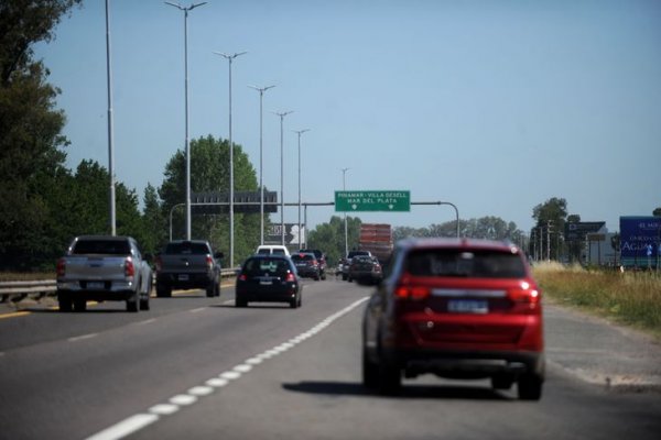 Fin de semana largo: Miles de turistas en las rutas y casi no hay lugar en la costa