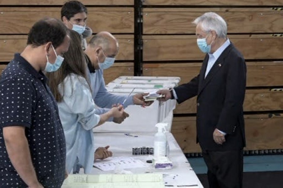 Chilenos votan en unos de los comicios generales más reñidos desde el retorno a la democracia