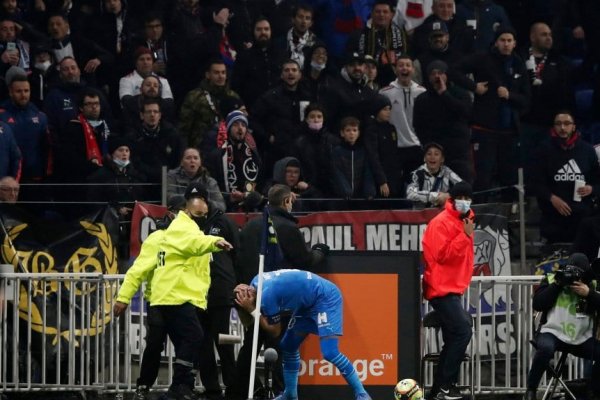 Ligue 1: botellazo a Payet y suspendido Lyon vs Marsella
