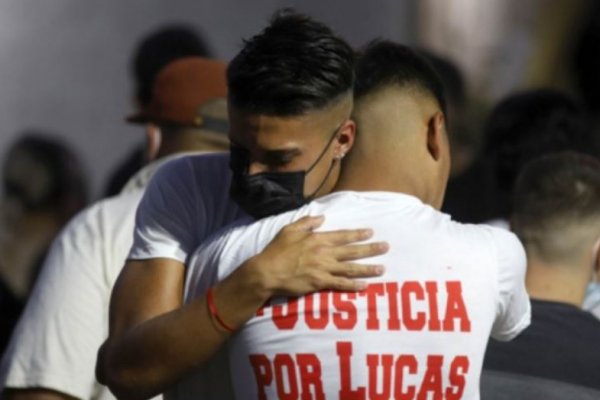 Familiares y amigos despidieron con dolor a Lucas González