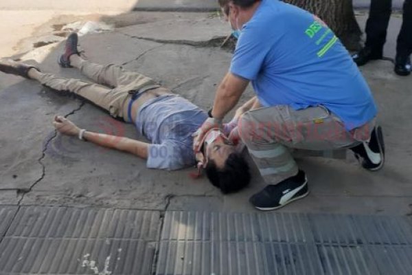 Insólito: Automovilista chocó y quedó a dormir en la vereda