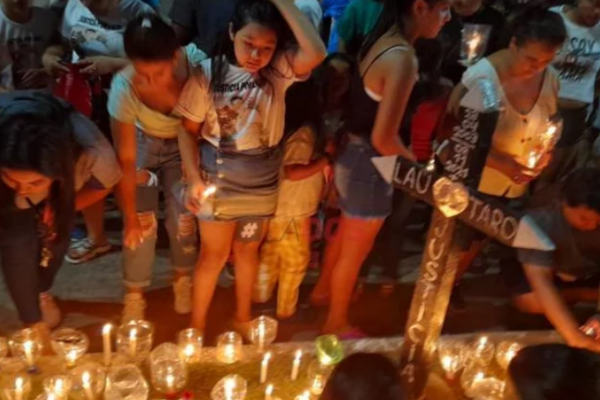 Marcharon con antorchas y colocaron una cruz en homenaje a Lautaro Rosé