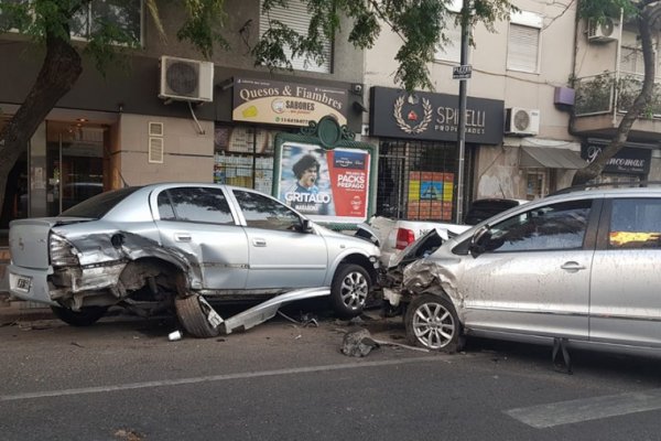 Se quedó dormido y chocó contra dos autos estacionados en Boedo