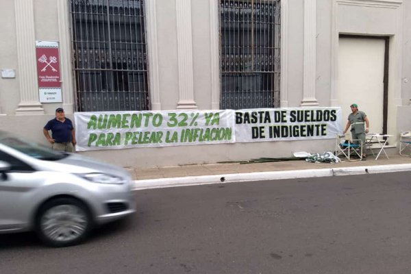 Comenzó el acampe frente a la Municipalidad de Corrientes