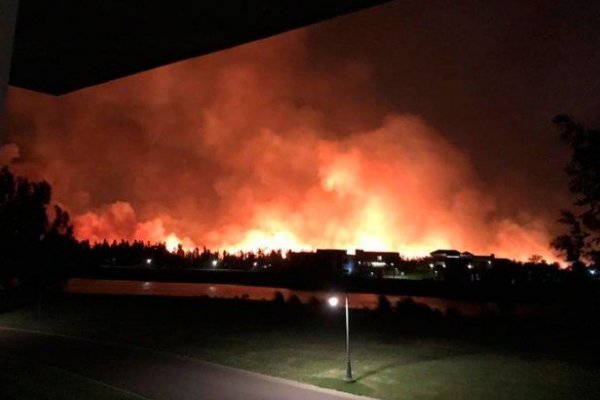 Combaten el incendio en la reserva ecológica que afecta la visibilidad en la Panamericana