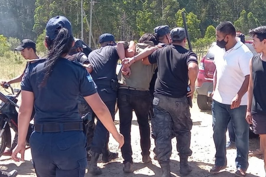 Desalojo en Paso Vallejos termina con detenidos