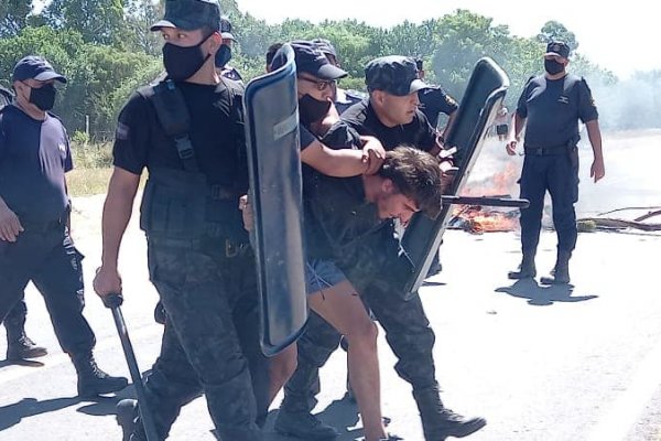 Impactantes imágenes: Cómo fue el desalojo de una ruta cerca de Monte Caseros