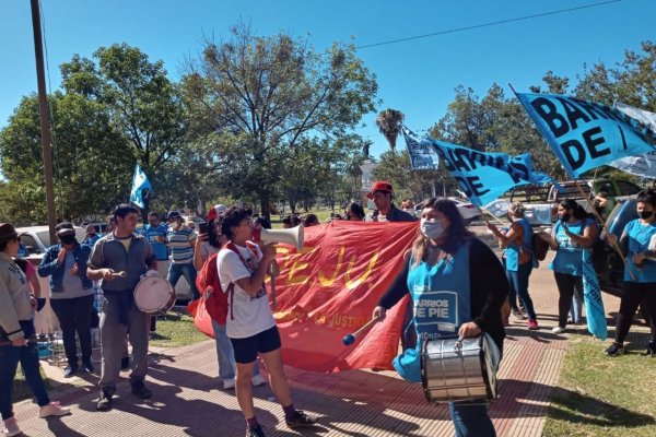 Protesta frente a la Comisaría Primera de Monte Caseros