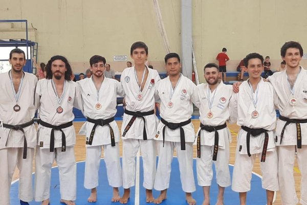15 podios para los karatecas regatenses en el Nacional