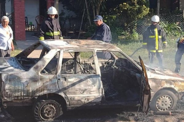 Automóvil quedó envuelto en llamas