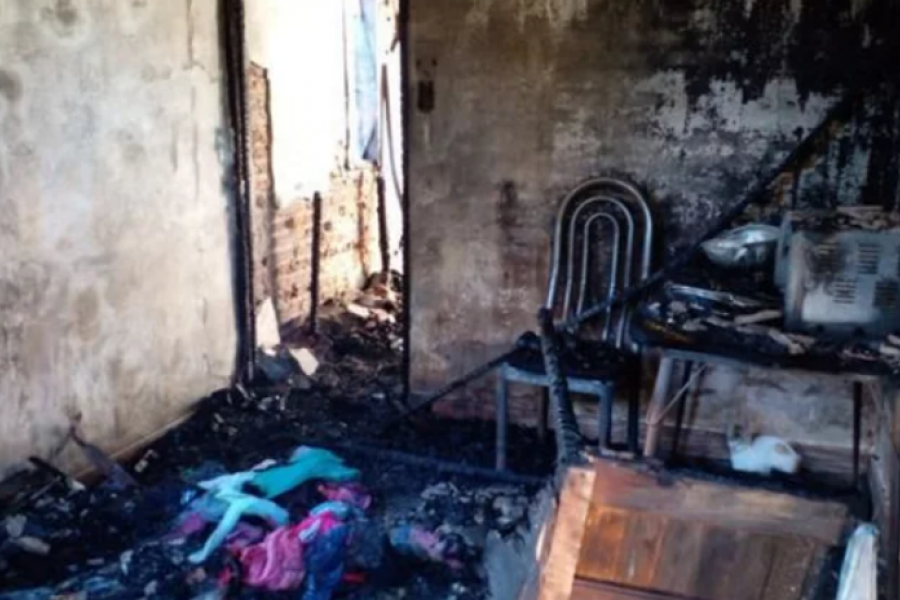 Una familia perdió su casa por un incendio intencional