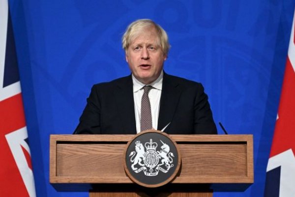 Boris Johnson asegura que Ómicron se contagia entre vacunados con dos dosis