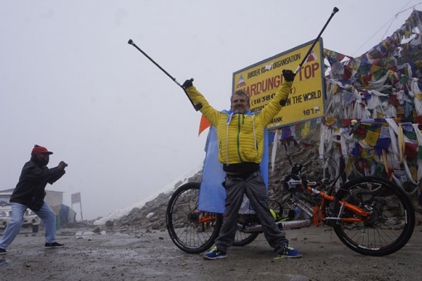 Subió al Himalaya con su bici adaptada y su hazaña llegó a Netflix