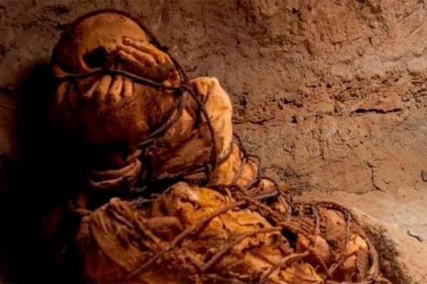 Hallaron una momia de 800 años en una misteriosa posición