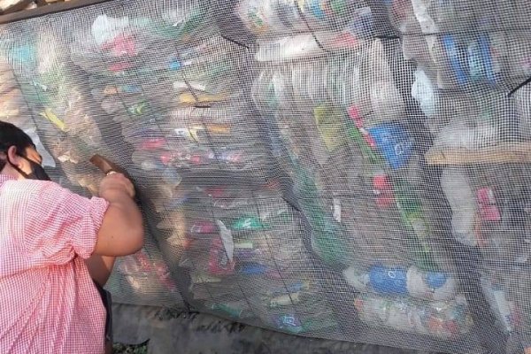 Vecinos de La Tosquera construyen una casa con ladrillos hechos de plástico PET