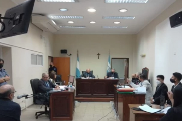 Careo entre dos amigas y un policía antes de los alegatos en el juicio por abuso en grupo