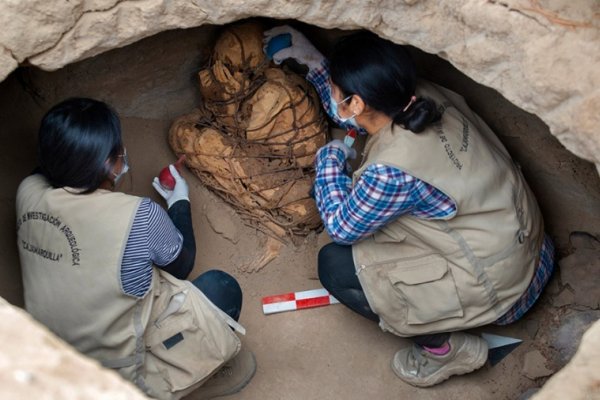 Encontraron una momia preincaica en el Perú atada con sogas