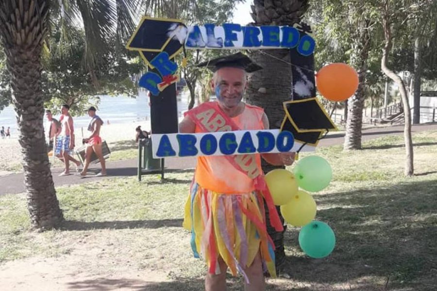 Alfredo, el arquitecto correntino de 70 años que ahora se recibió de abogado